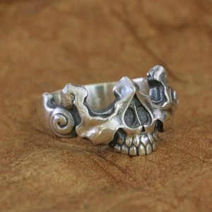 Skull ring