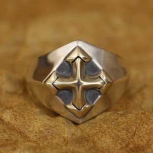 Ring met kruis symbool