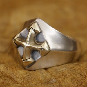 Ring met kruis symbool