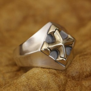 Ring met kruis symbool