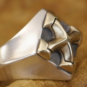 Ring met kruis symbool