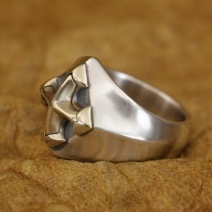 Ring met kruis symbool