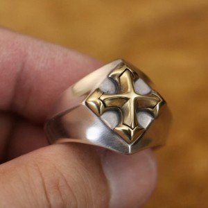 Ring met kruis symbool