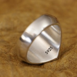 Ring met kruis symbool