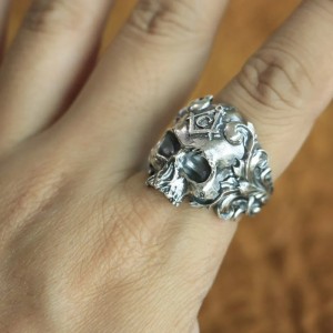 Skull ring met vrijmetselaar symbool