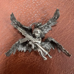 Engel met een Ak- 47 Kalasjnikov
