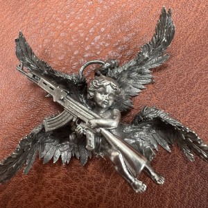 Engel met een Ak- 47 Kalasjnikov