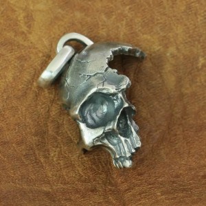 Gebroken Half Gezicht Schedel Hanger 