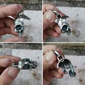 Gebroken Half Gezicht Schedel Hanger 
