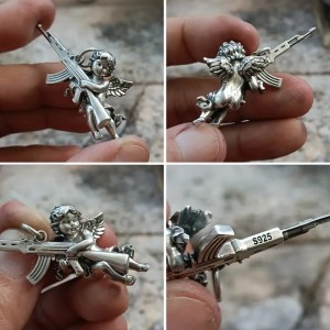 Engel met AK-47 Hanger